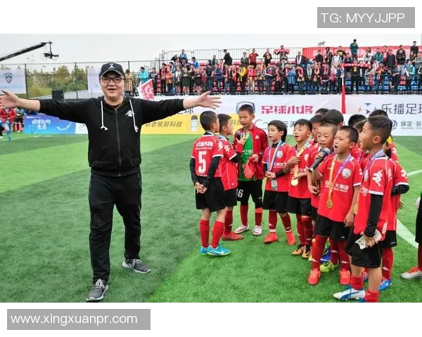 风熠足球引领新潮流打造青少年足球梦想的摇篮与平台